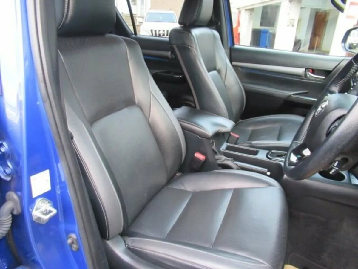 2.8 D-4D Invincible X Pickup Double Cab 4dr Diesel - Image 3