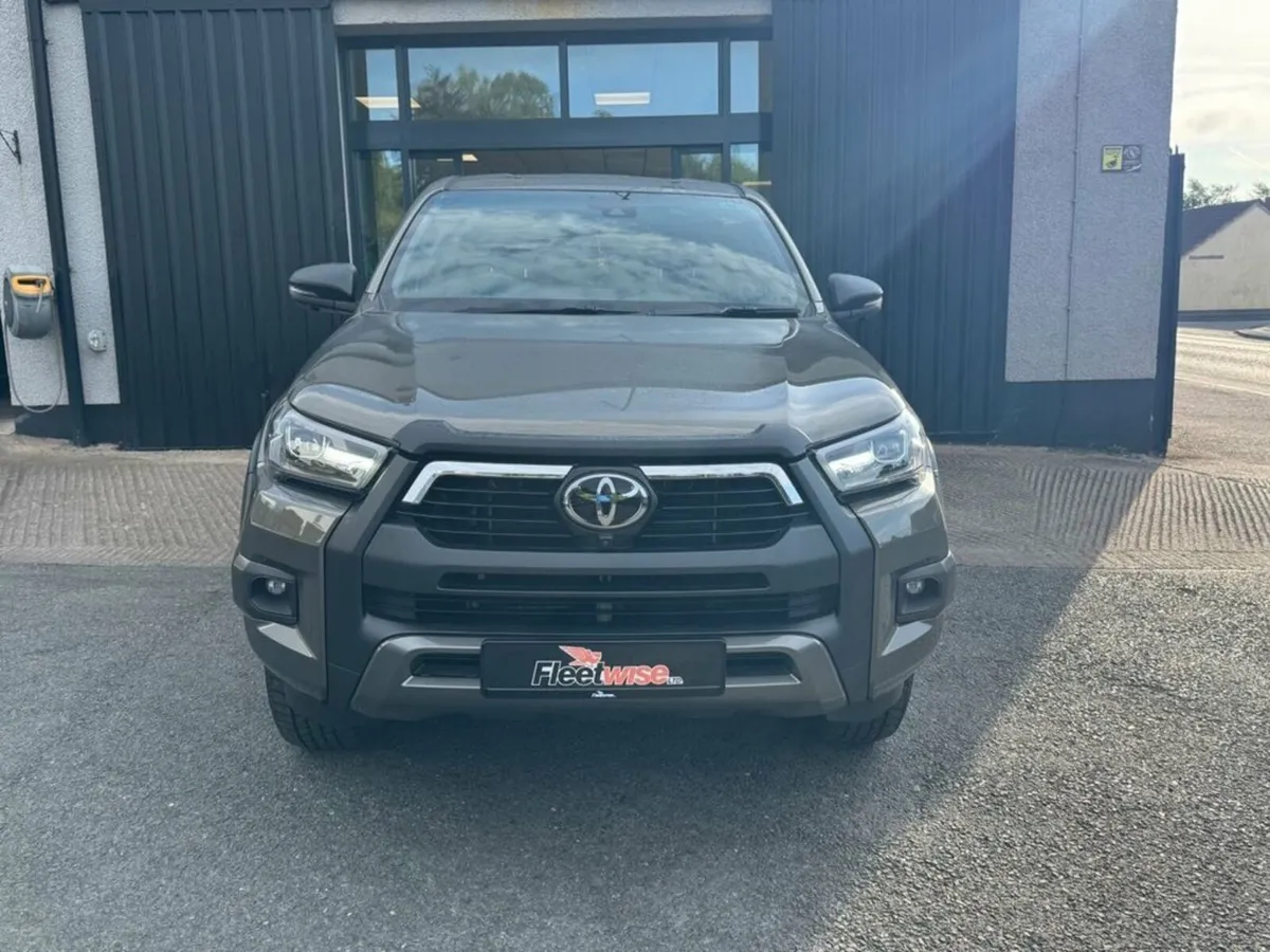 2.8 D-4D Invincible X Pickup Double Cab 4dr Diesel - Image 2