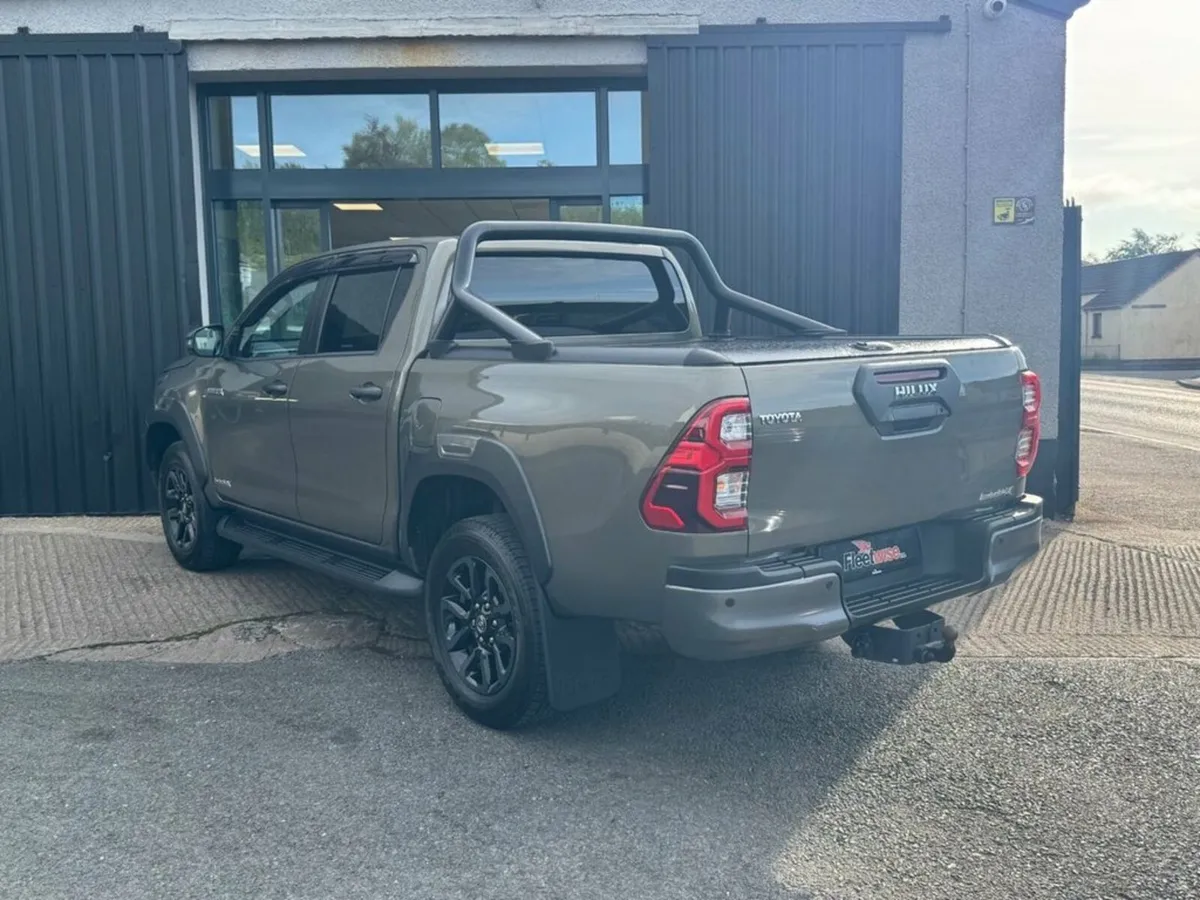 2.8 D-4D Invincible X Pickup Double Cab 4dr Diesel - Image 4