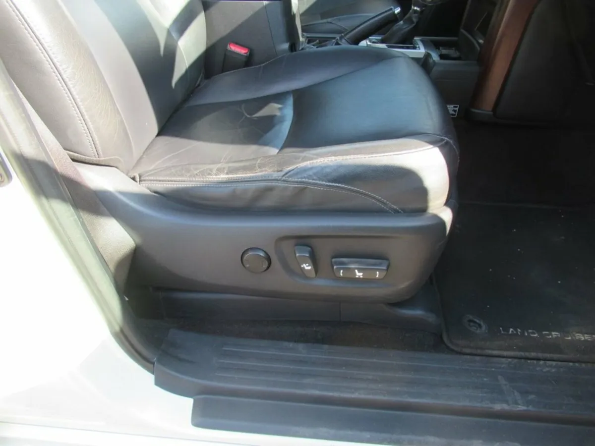 2.8D Invincible SUV 5dr Diesel Auto 4WD Euro 6 (7 - Image 3
