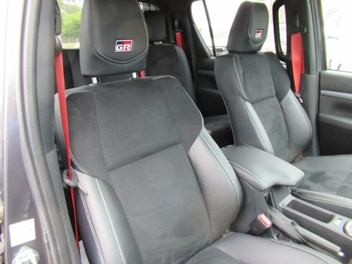 2.8 D-4D GR SPORT II Pickup Double Cab 4dr Diesel - Image 4