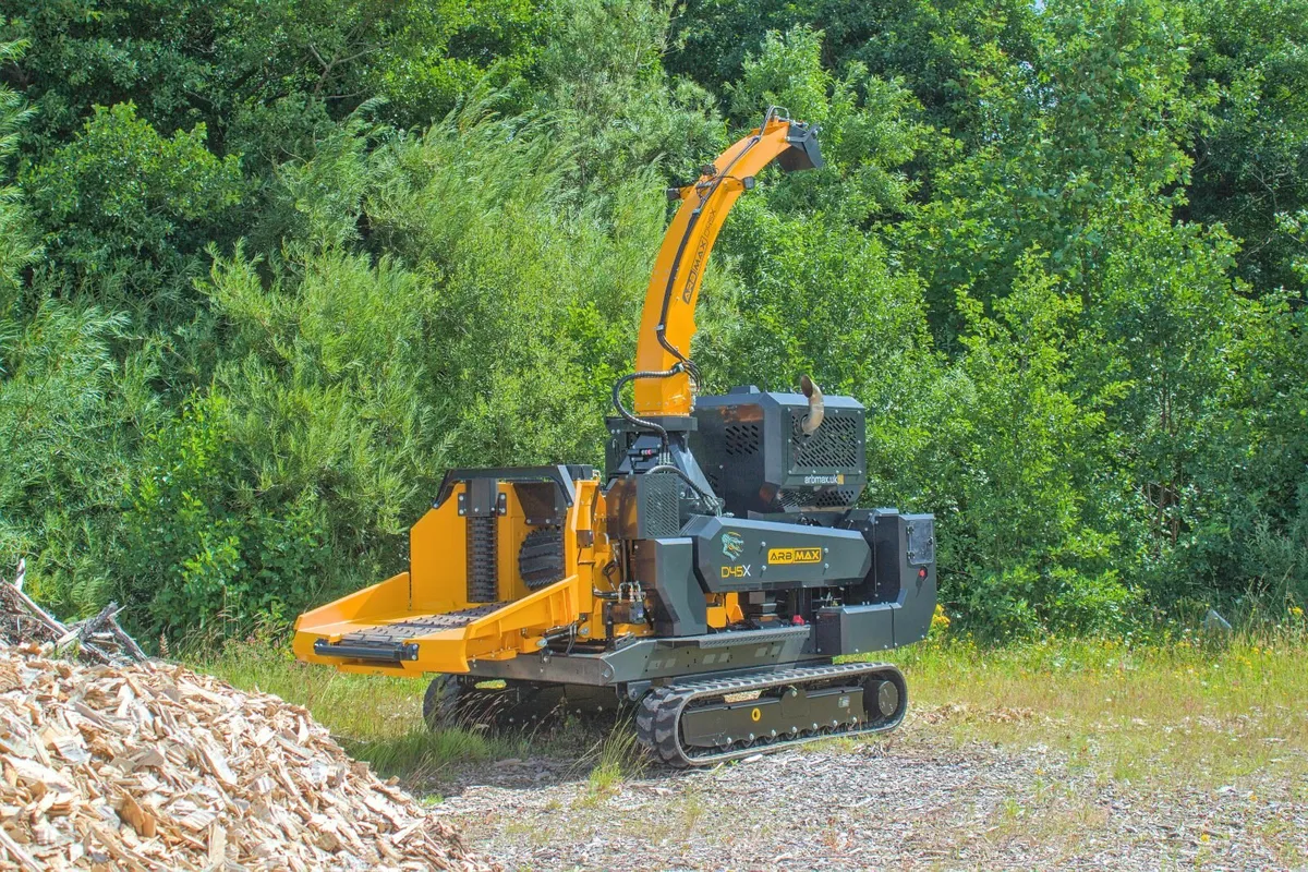 ARBMAX D45X 18-Inch Tracked Wood Chipper - Image 1