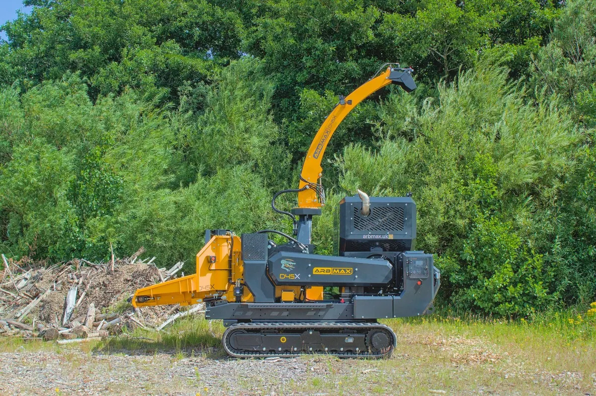 ARBMAX D45X 18-Inch Tracked Wood Chipper - Image 3