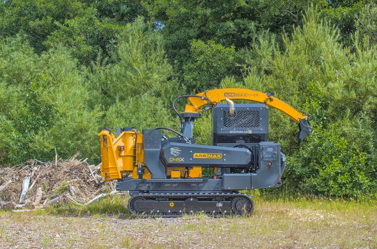 ARBMAX D45X 18-Inch Tracked Wood Chipper - Image 4