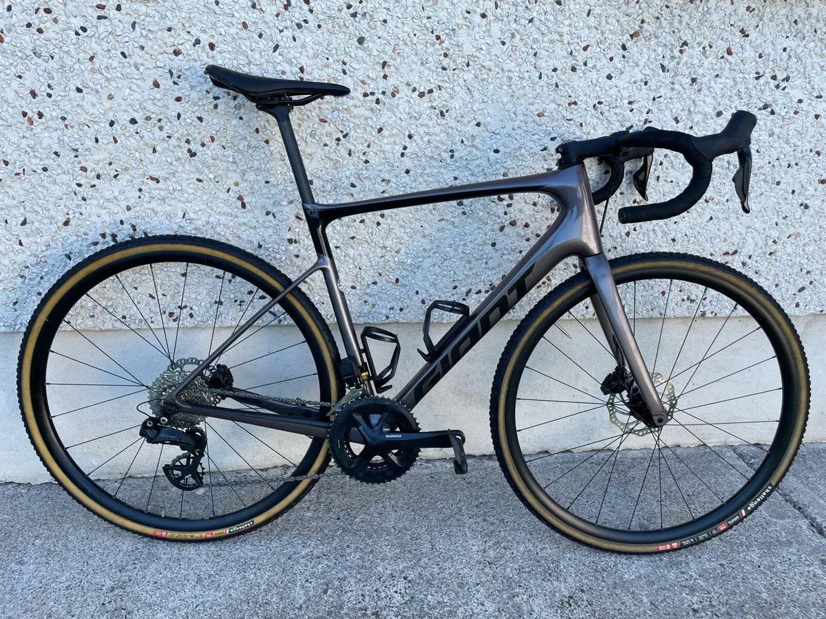 Giant Defy Advanced 12 Speed Di2 105 Disc Roadbike - Image 1