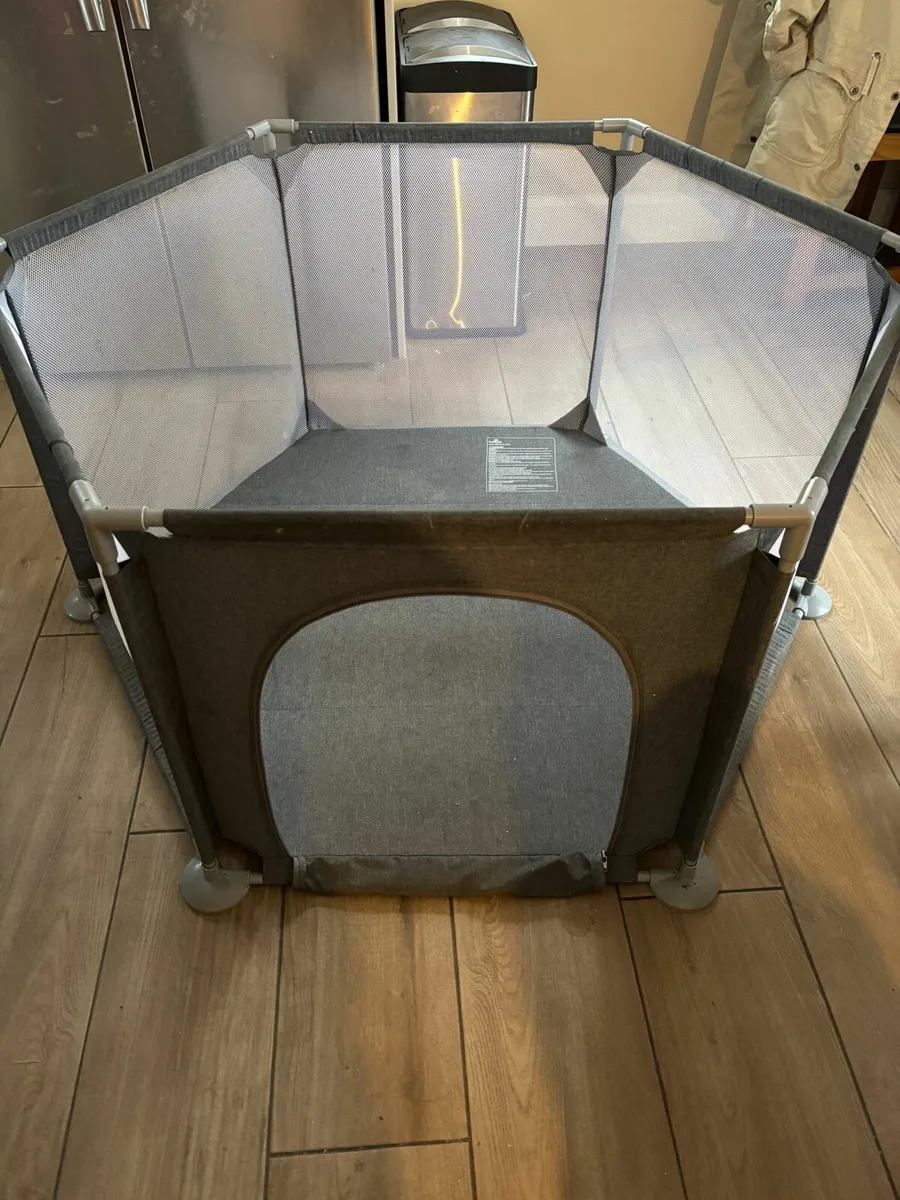 Play pin - Image 1
