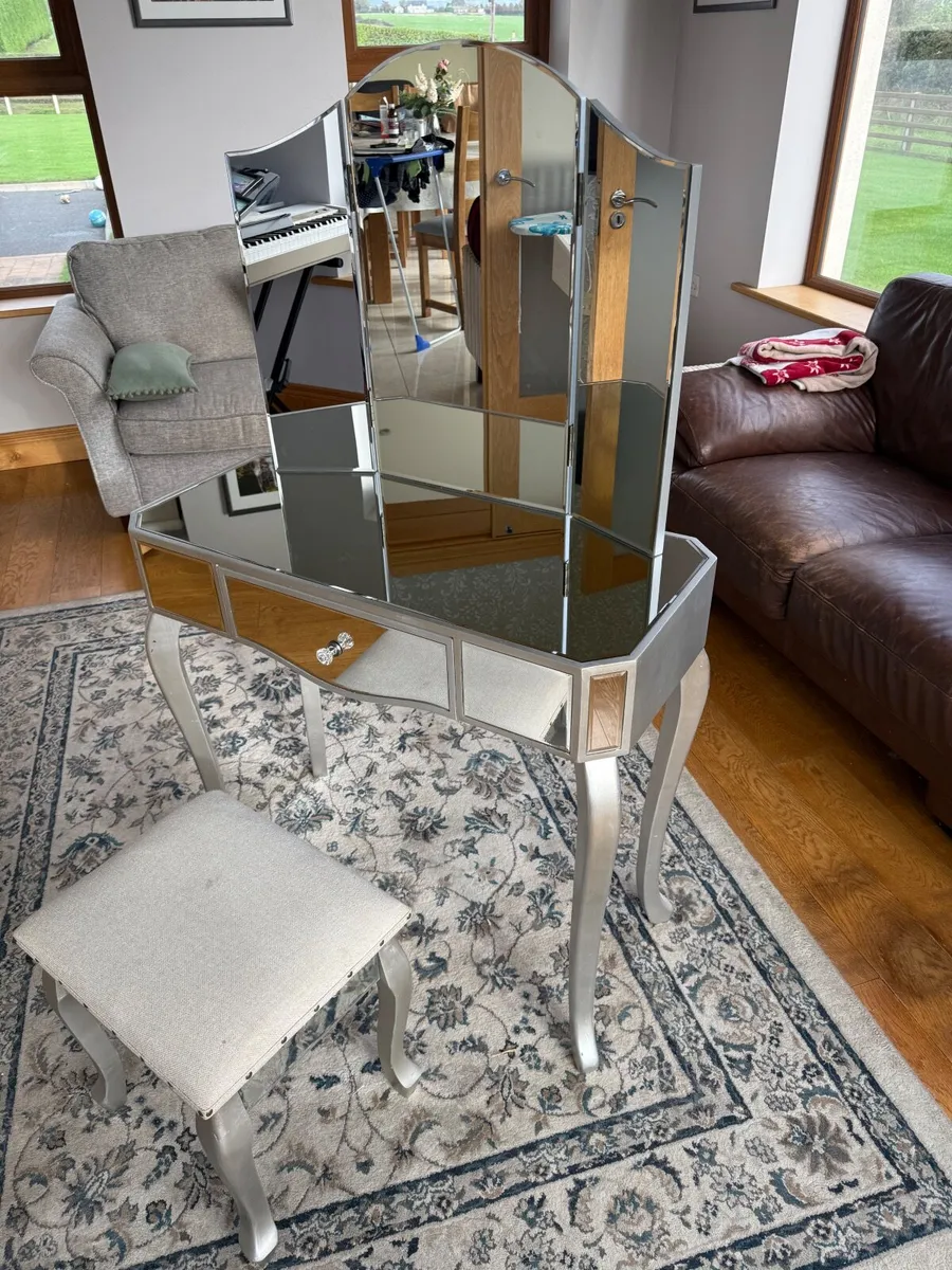 Mirrored Vanity Table and chair - Image 4