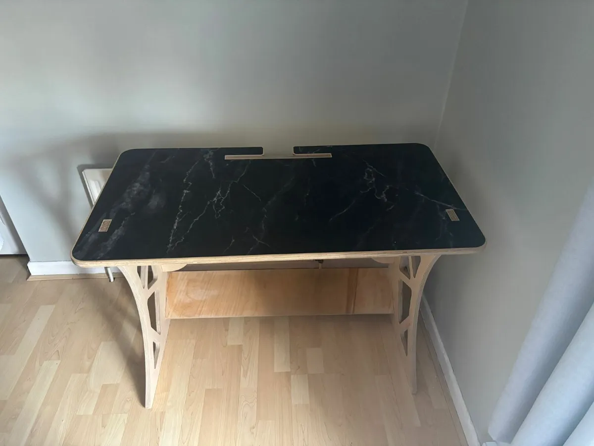 Gaming table - Image 1