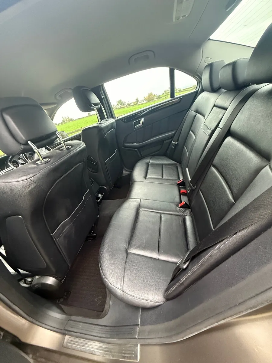 Mercedes E 220 - Image 2