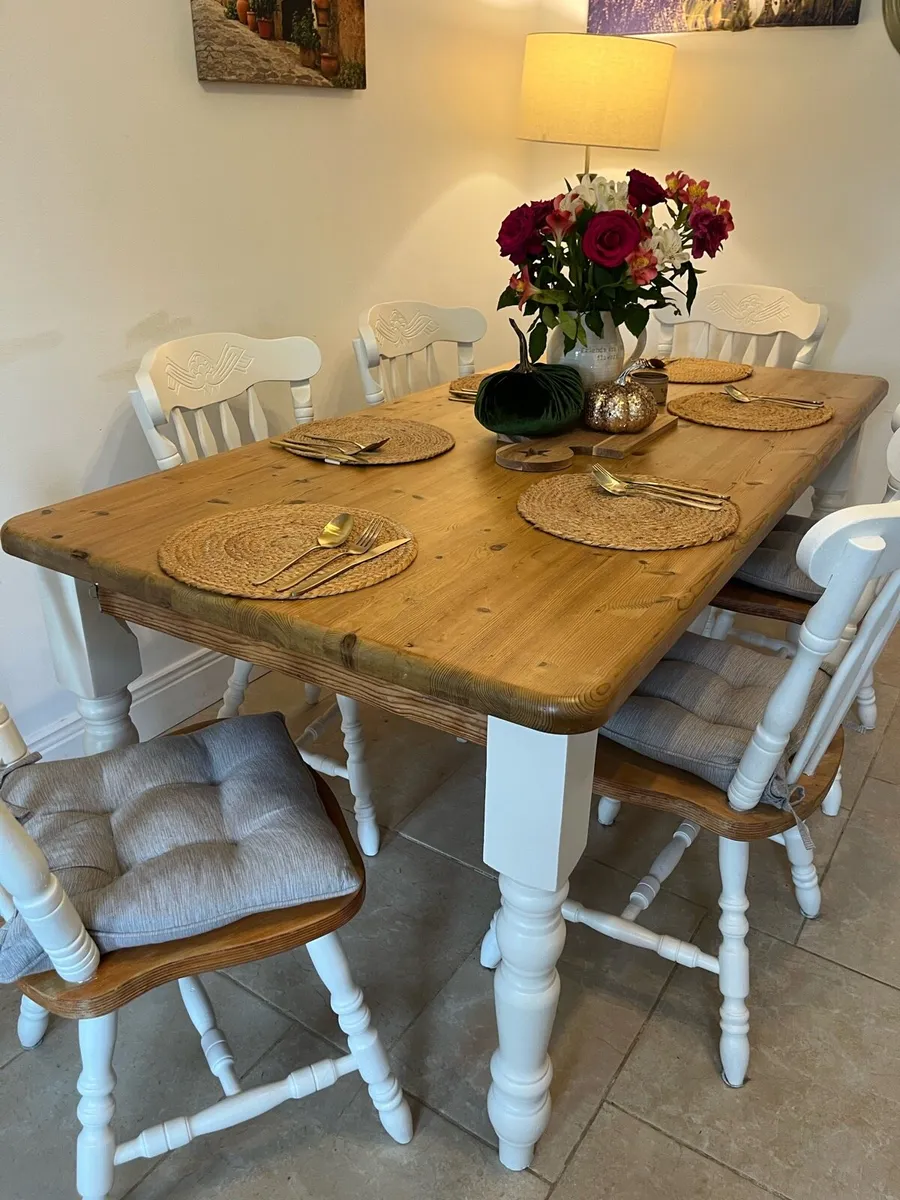 Table and chairs - Image 1