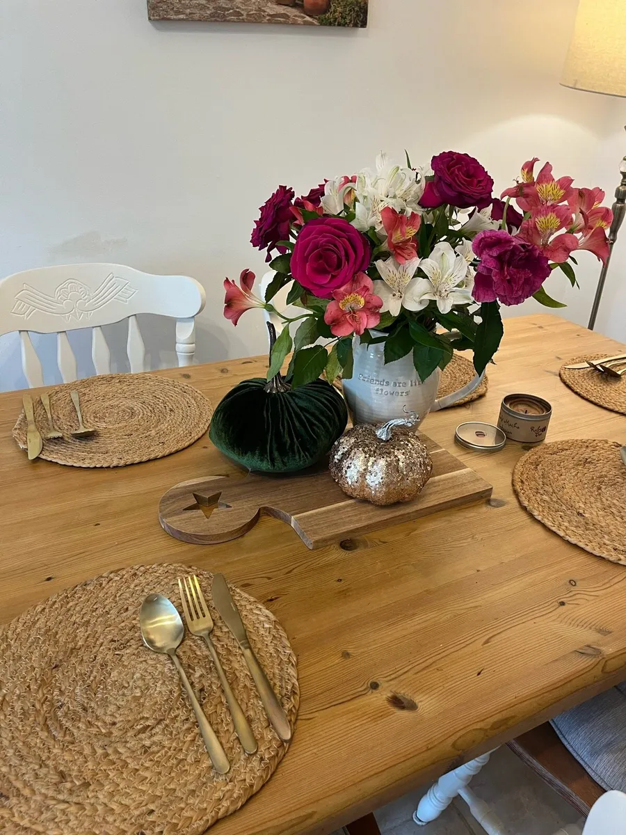 Table and chairs - Image 2