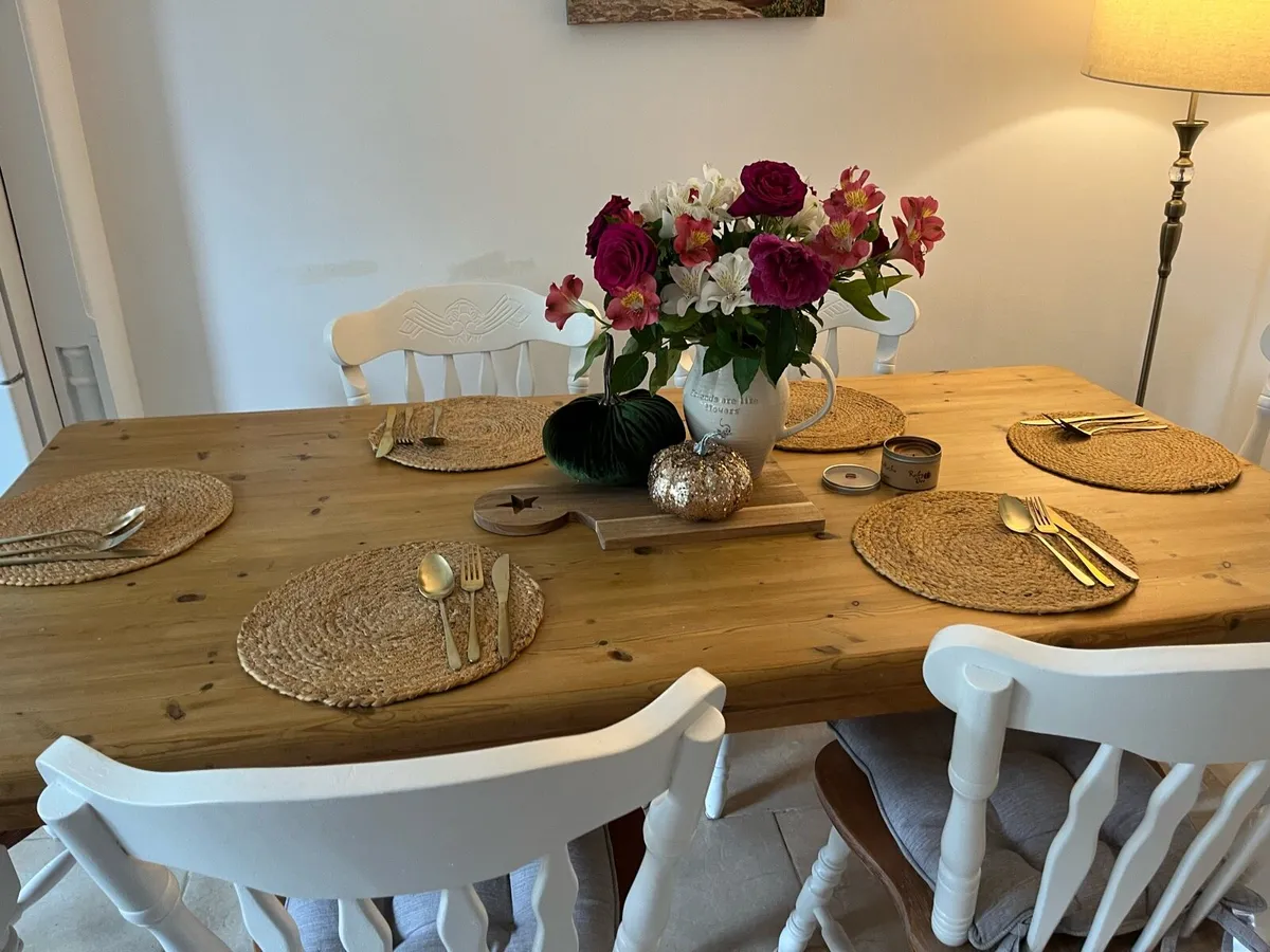 Table and chairs - Image 4