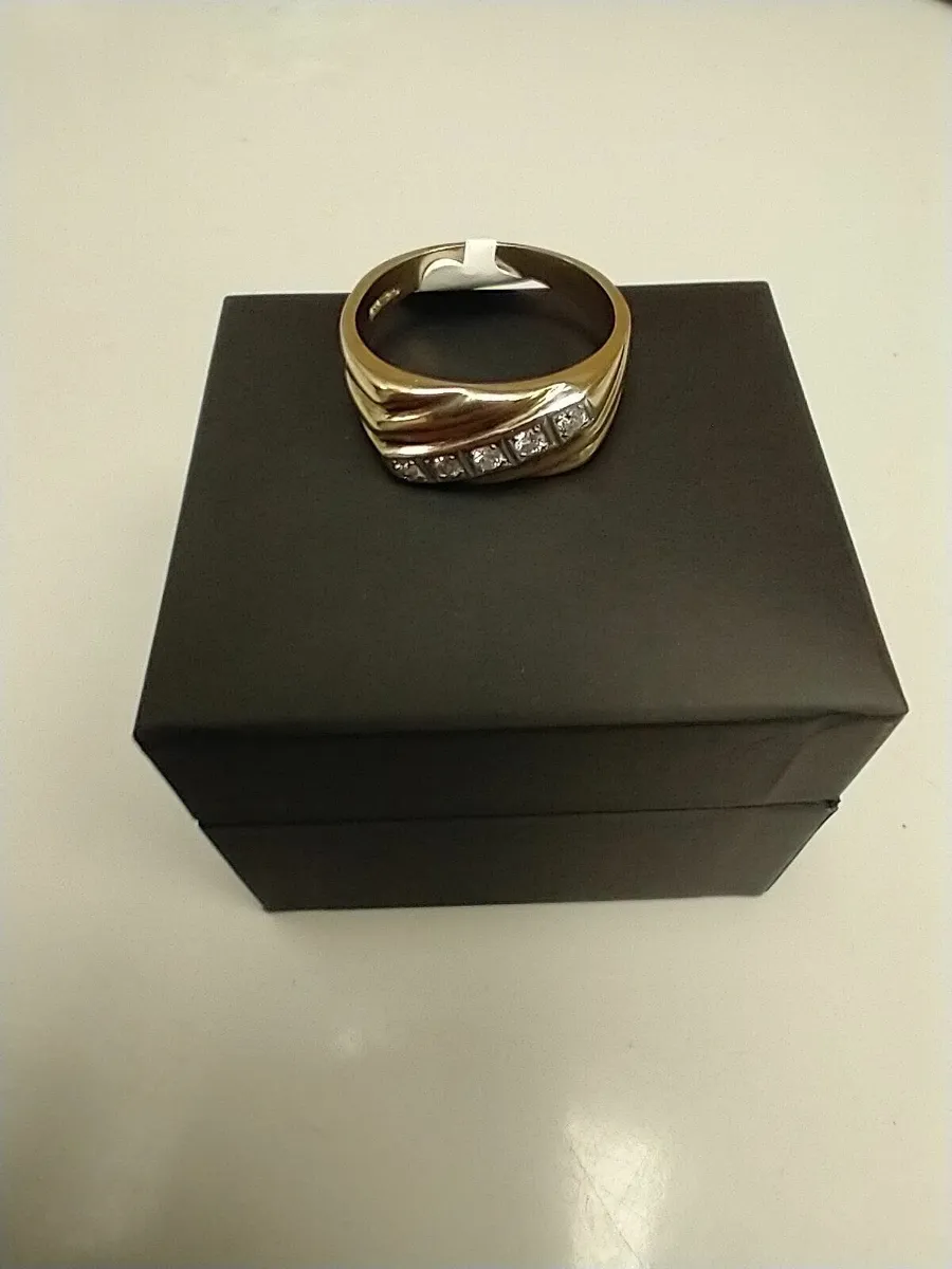 9ct Gold Ring w/ Diamonds 9k - Image 3