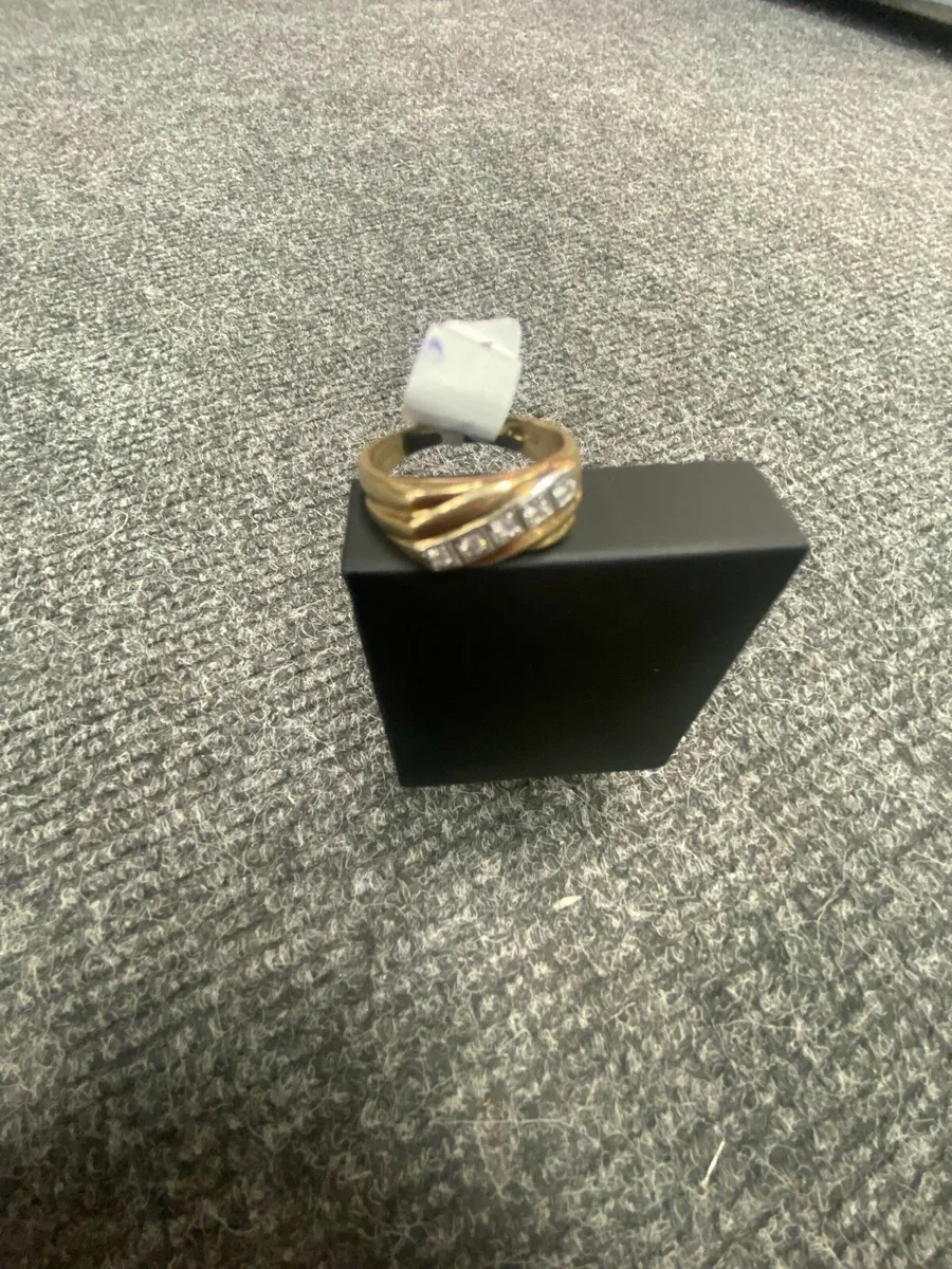 9ct Gold Ring w/ Diamonds 9k - Image 4