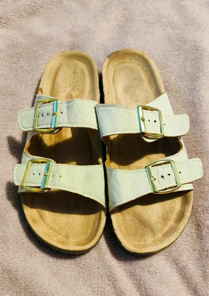 White and cream leather sandals with gold buckles - Image 1