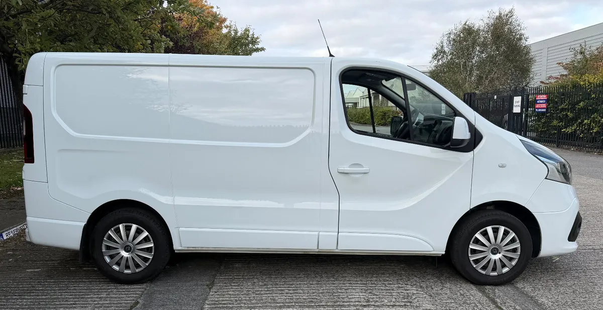 192 Renault Trafic HIGH SPEC LOW KM’s - Image 3