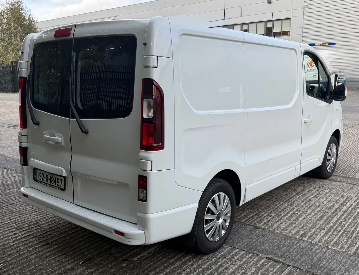 192 Renault Trafic HIGH SPEC LOW KM’s - Image 4