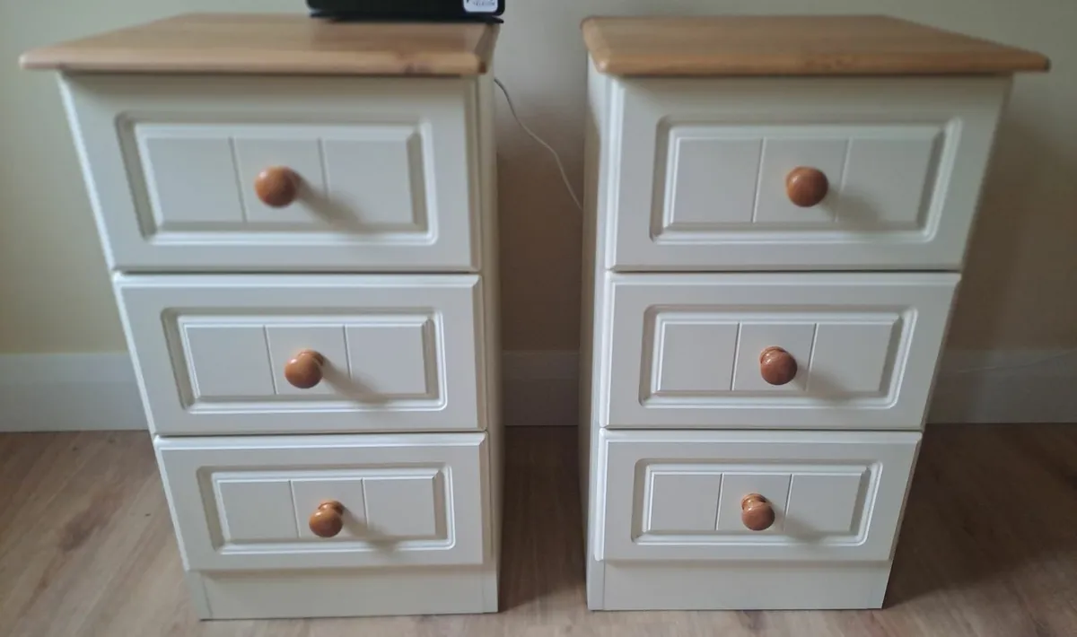 Wardrobe & two matching lockers - Image 3