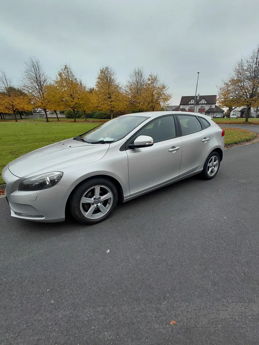Volvo V40 2014 - Image 2