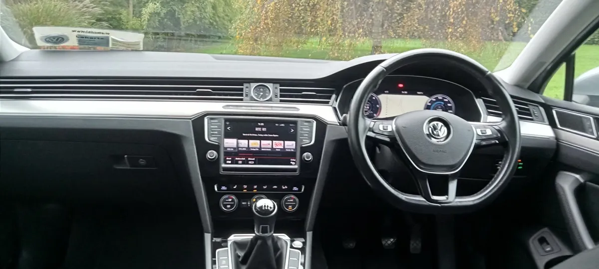 Volkswagen Passat 2016 - Image 2