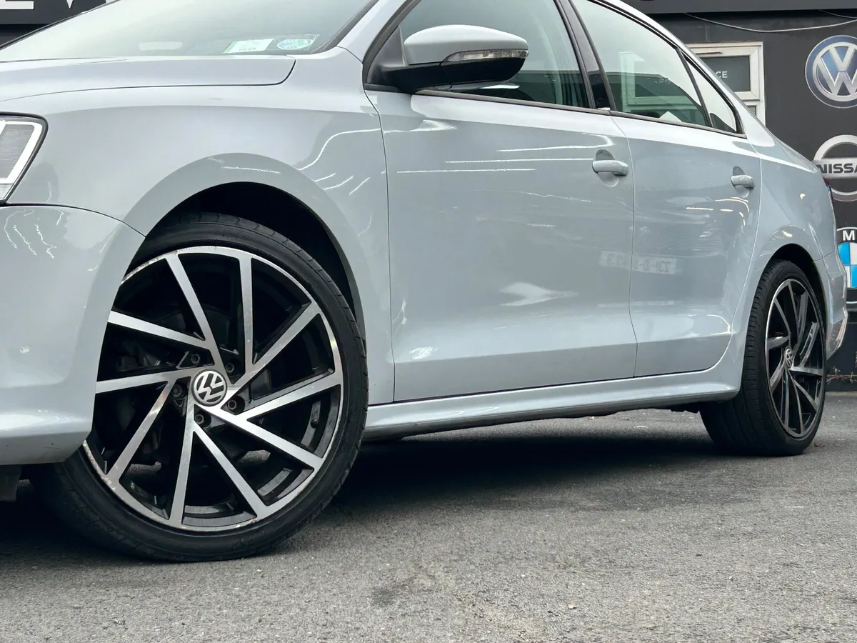 Volkswagen Jetta 2017 - Image 2