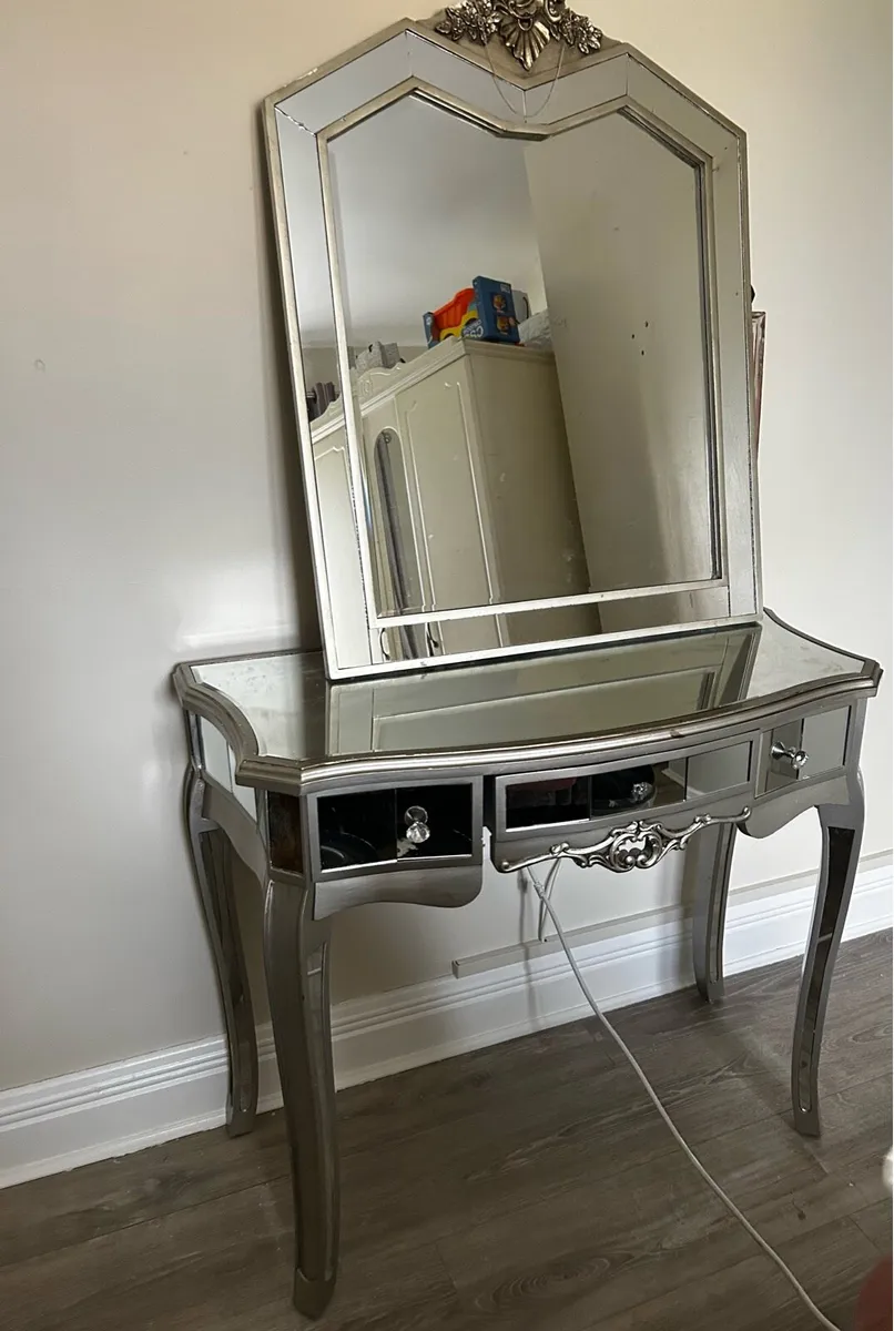Bedroom furniture - Image 2