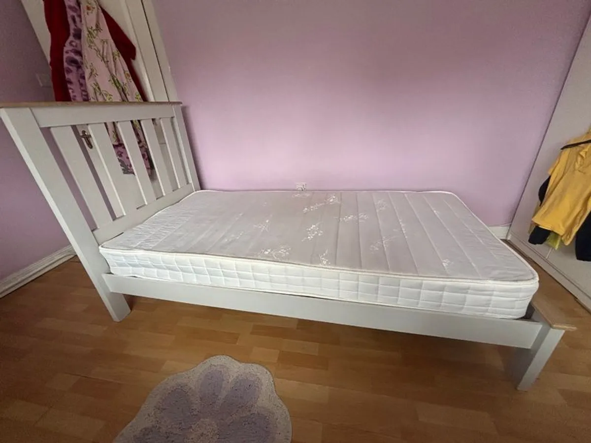 Single bed - Image 1