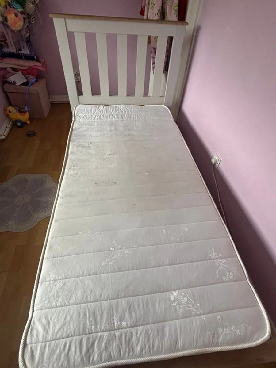 Single bed - Image 2
