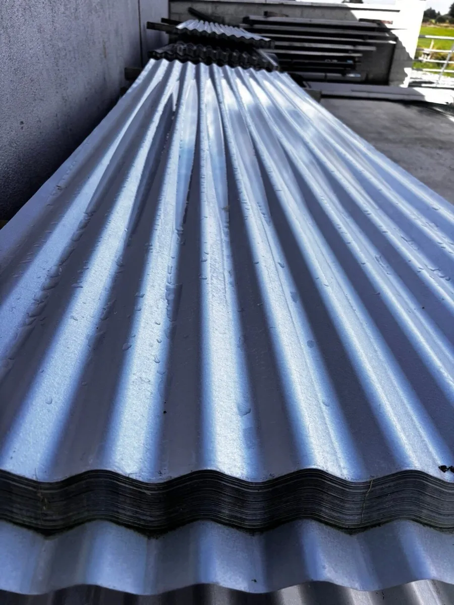 bundle of 100 sheets of currogated