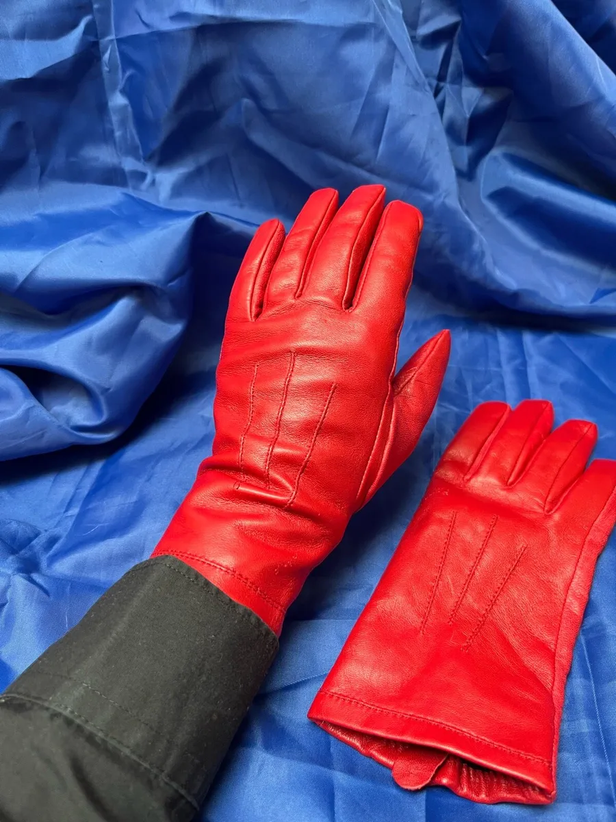 Red leather ladies gloves - Image 1