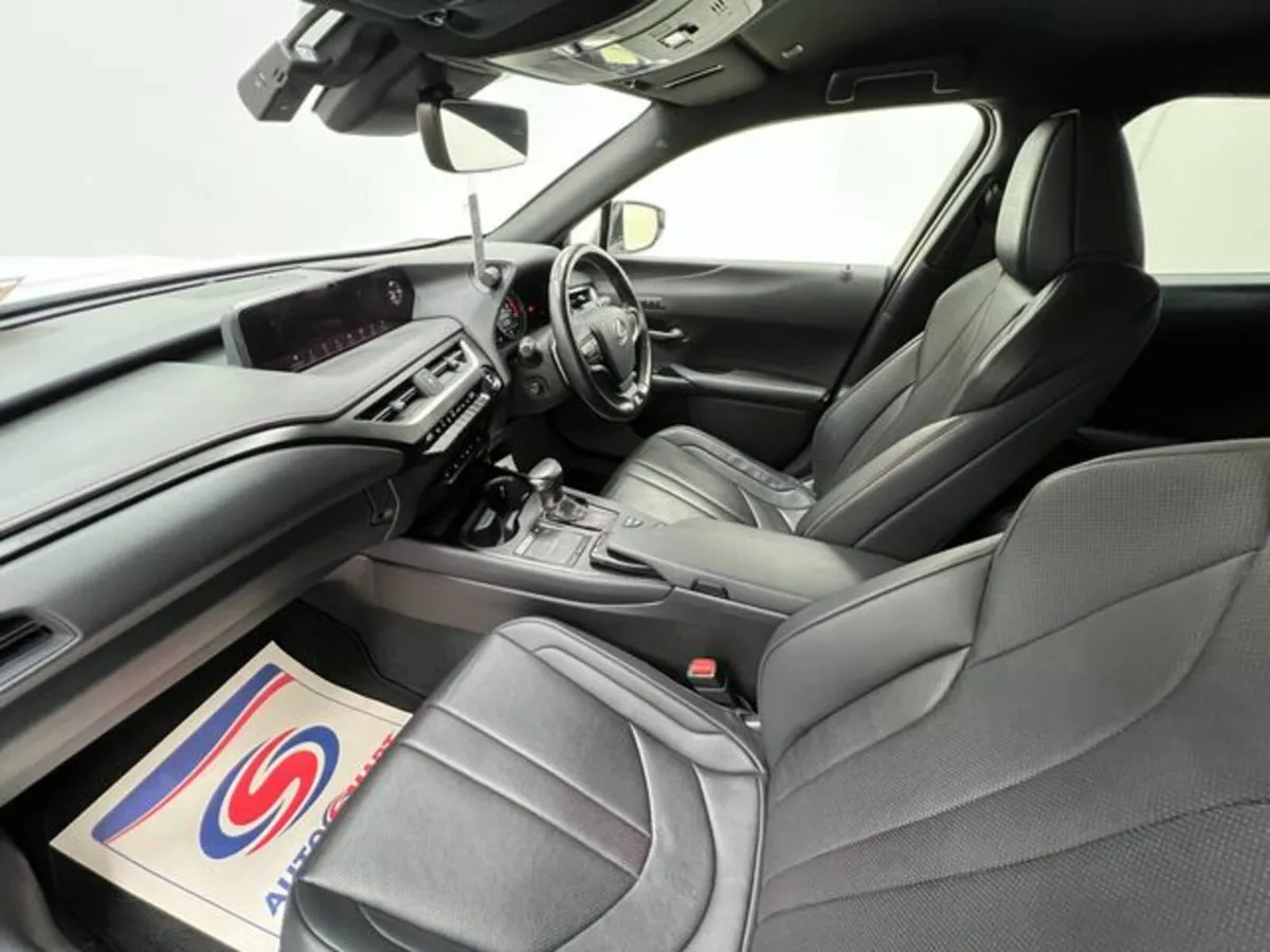 Lexus UX F Sport Automatic, Reversing camera - Image 2