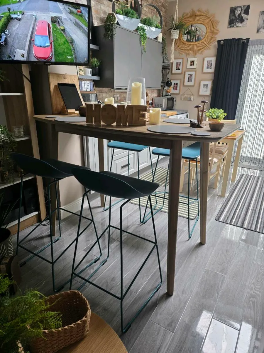 Kitchen island and 4stools - Image 1