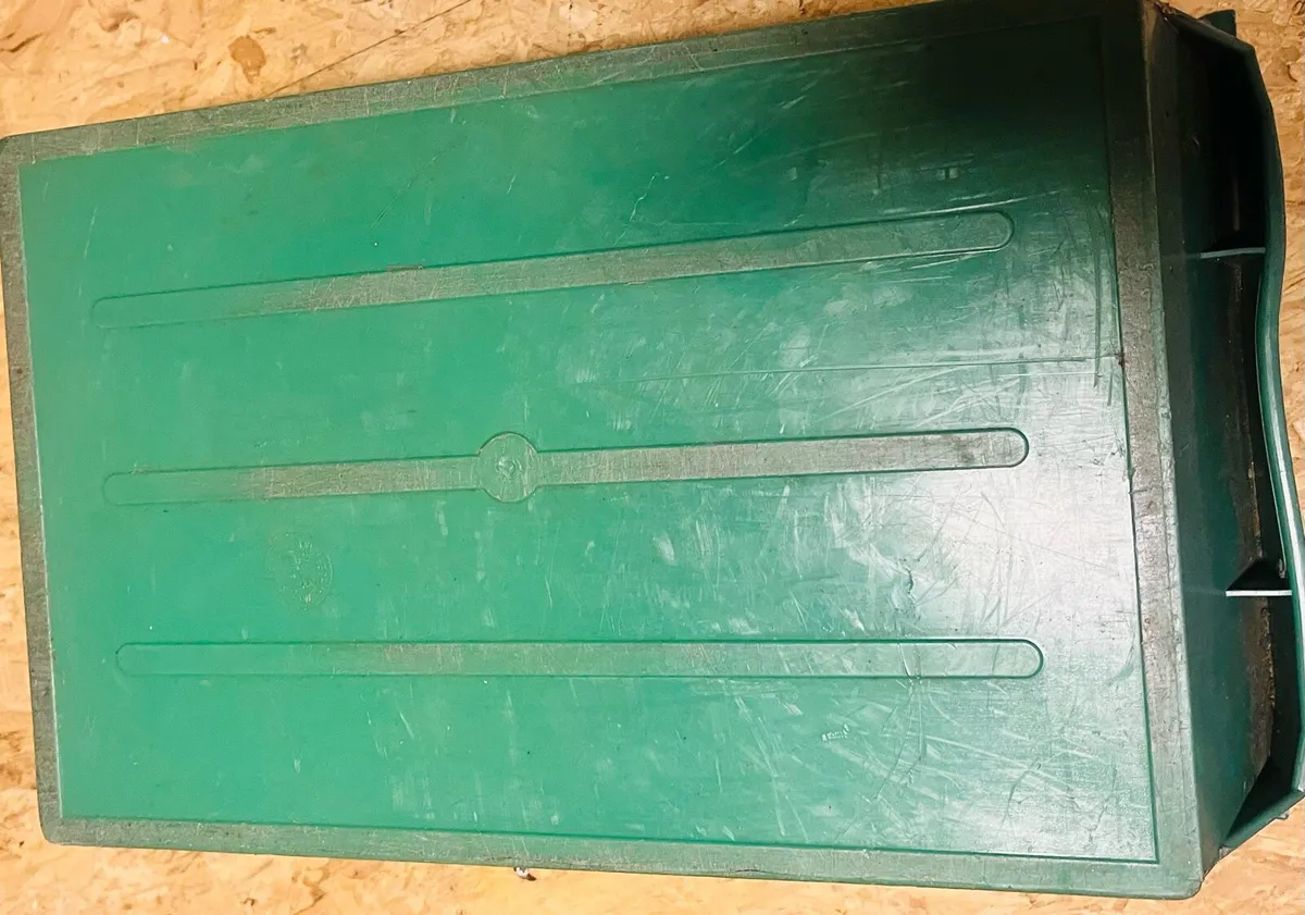 Two hard plastic boxes - Image 3