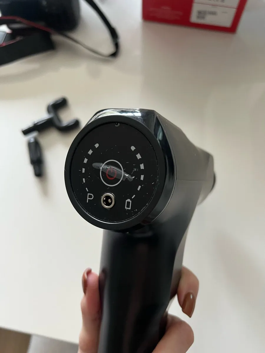 Percussion Massage gun with 4 attachments + Case - Image 3