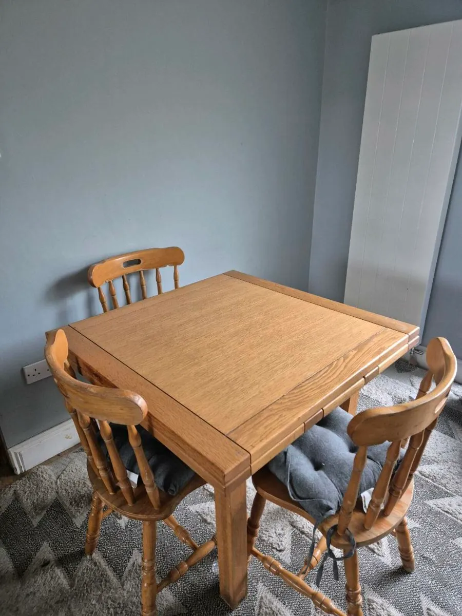 Kitchen table and chairs - Image 1