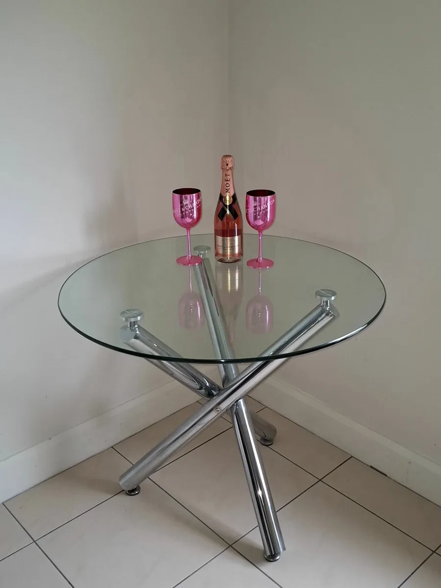 kitchen table and chairs - Image 1