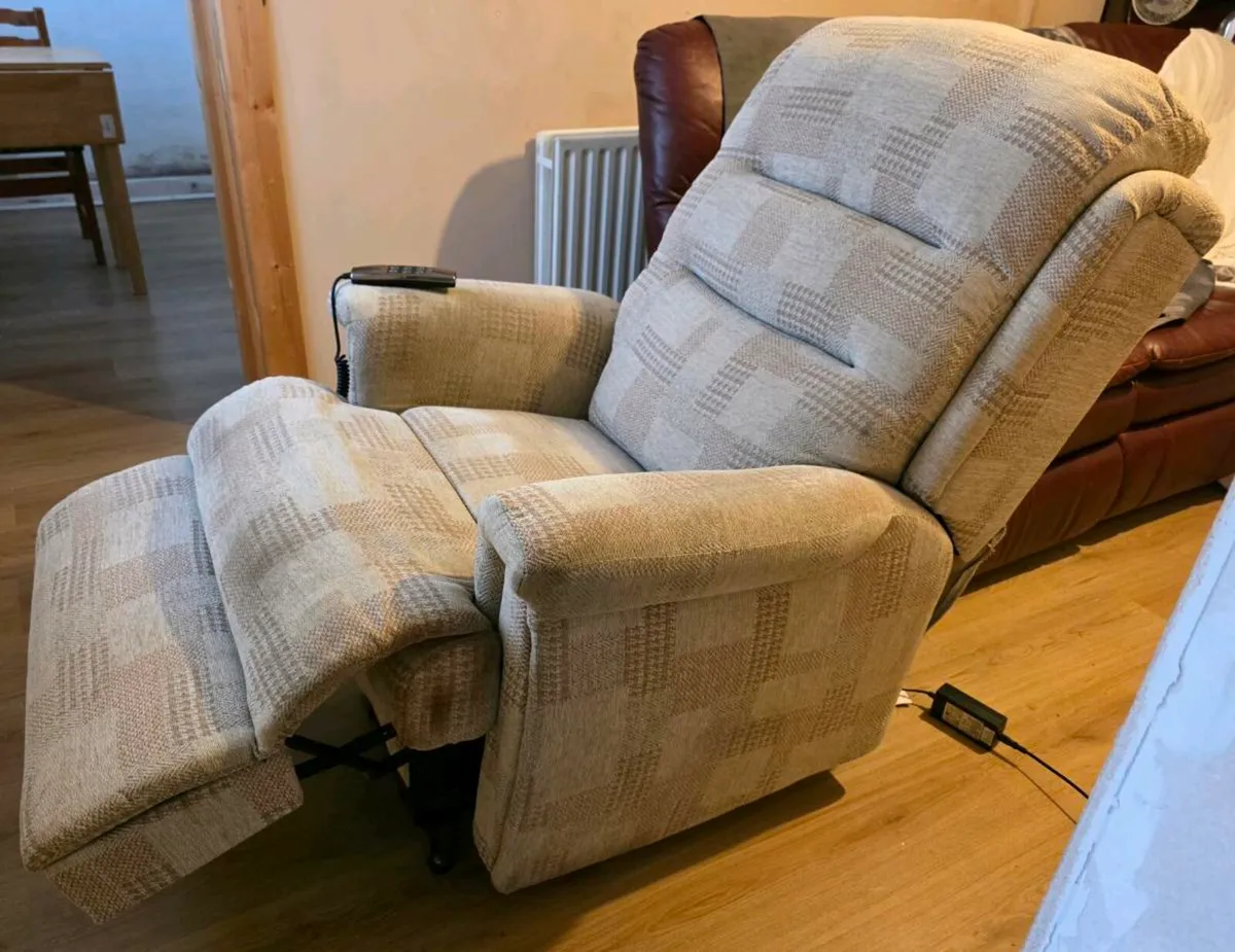 Electric rise and recline armchair. - Image 2