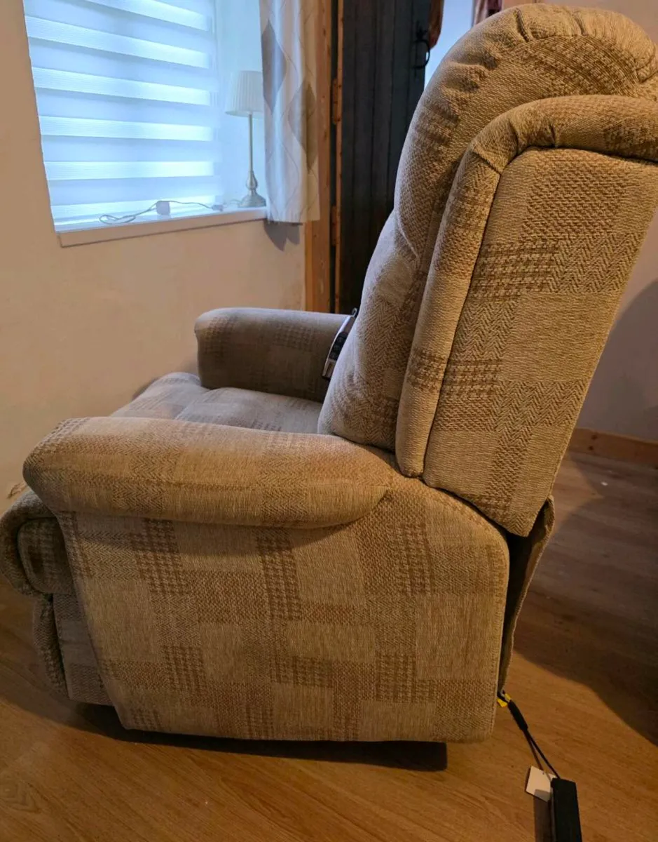 Electric rise and recline armchair. - Image 3