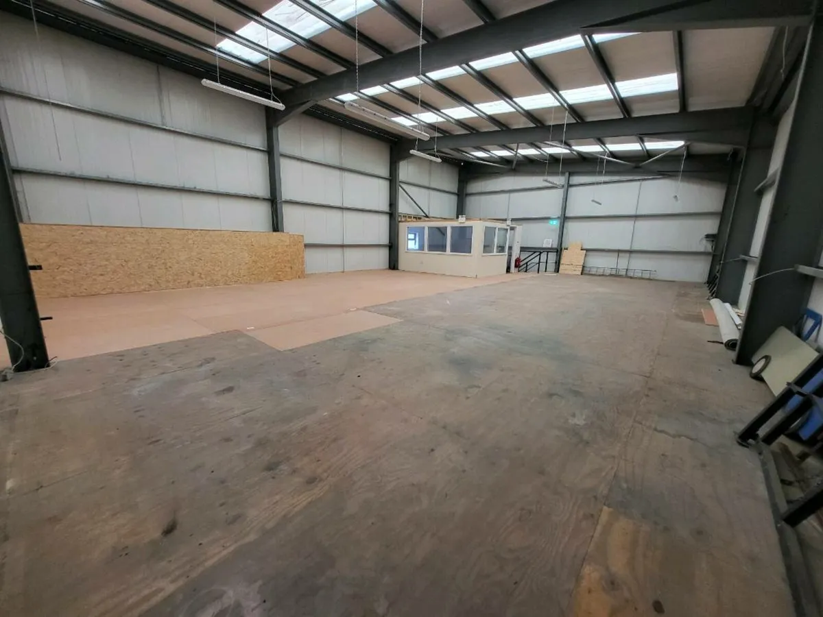 Commercial property to rent - Image 1