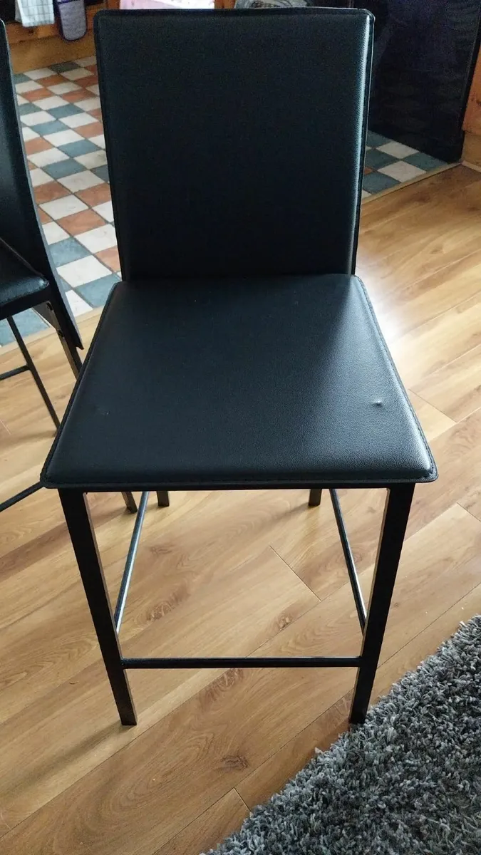 table and chairs - Image 1