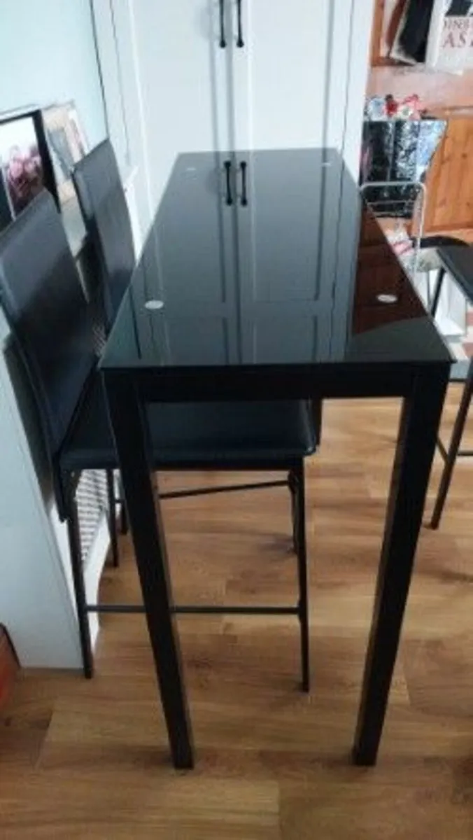 table and chairs - Image 3