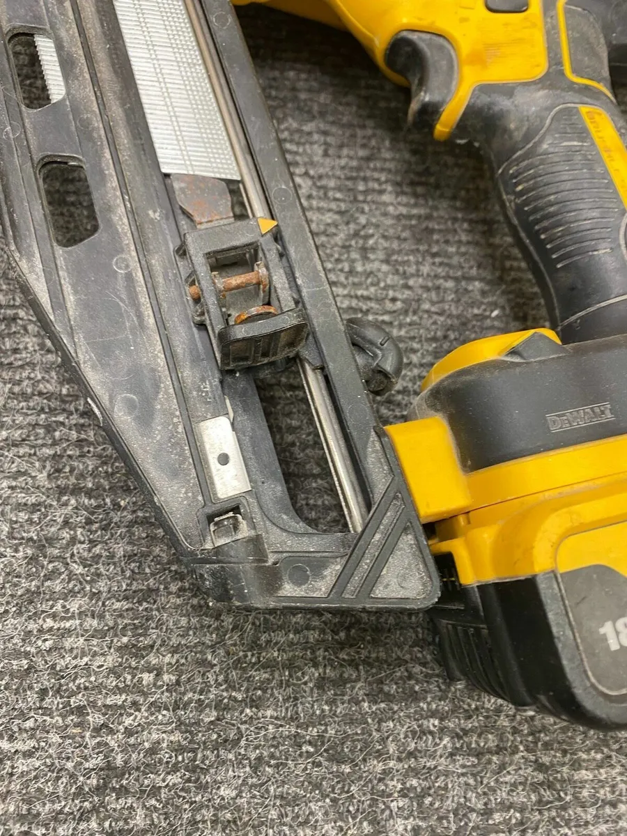Dewalt DCN660 Nailer + 2x 5AH - Image 3