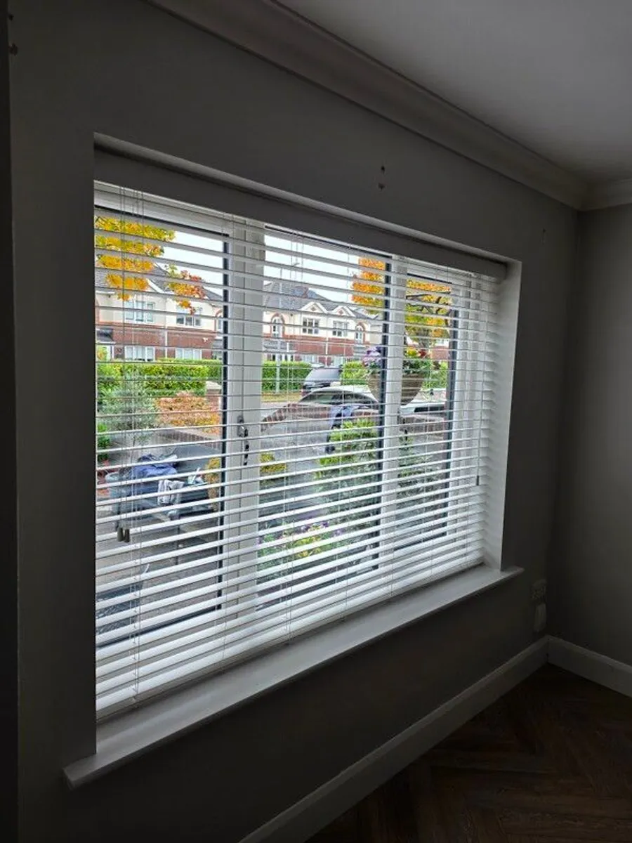 window blinds, seating room and two bed rooms . Charnwood houses. - Image 1
