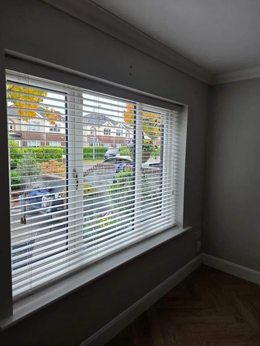 window blinds, seating room and two bed rooms . Charnwood houses. - Image 2