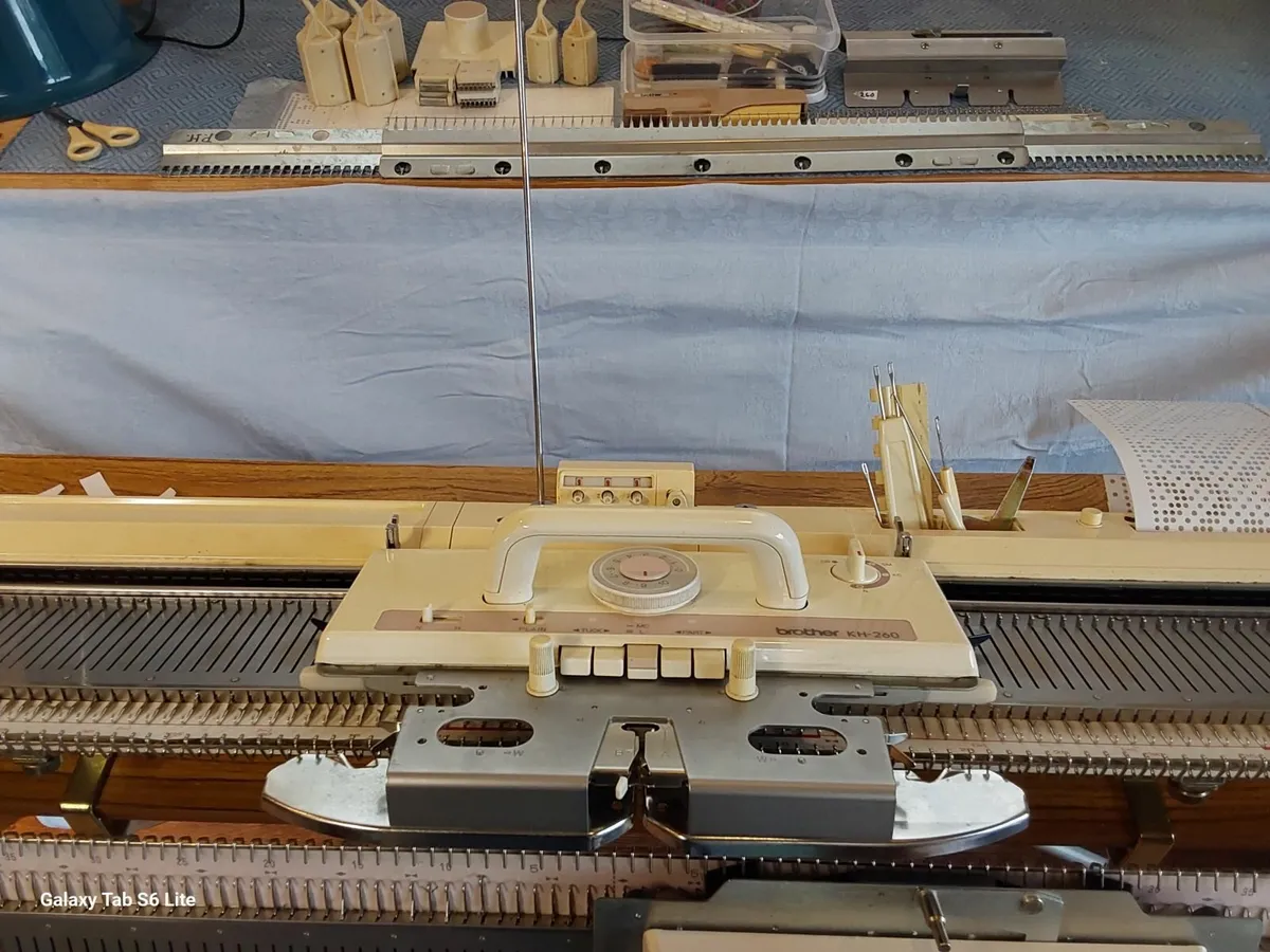 Brother KH 260 Chunky knitting machine and ribber. - Image 1