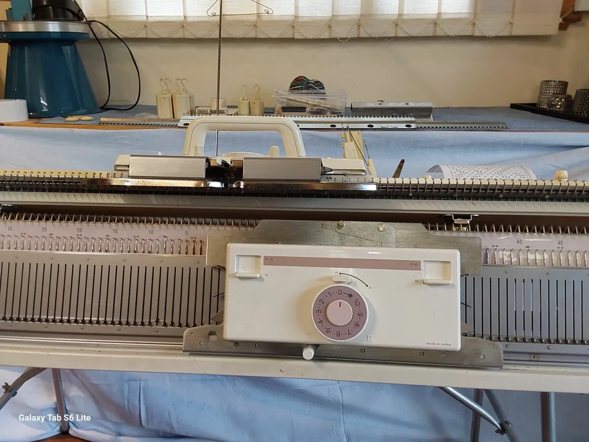 Brother KH 260 Chunky knitting machine and ribber. - Image 2
