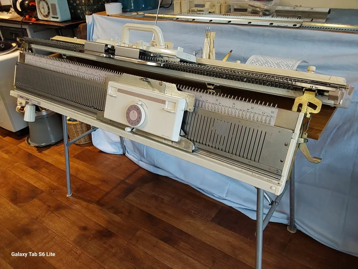 Brother KH 260 Chunky knitting machine and ribber. - Image 3