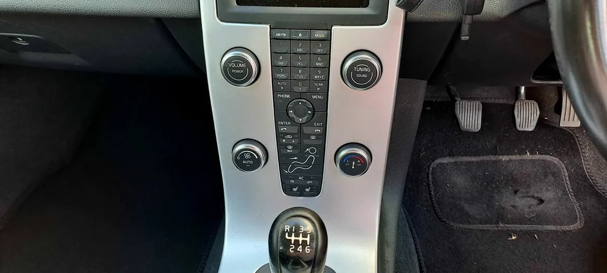 Volvo S40 2012 Metallic Silver. - Image 4