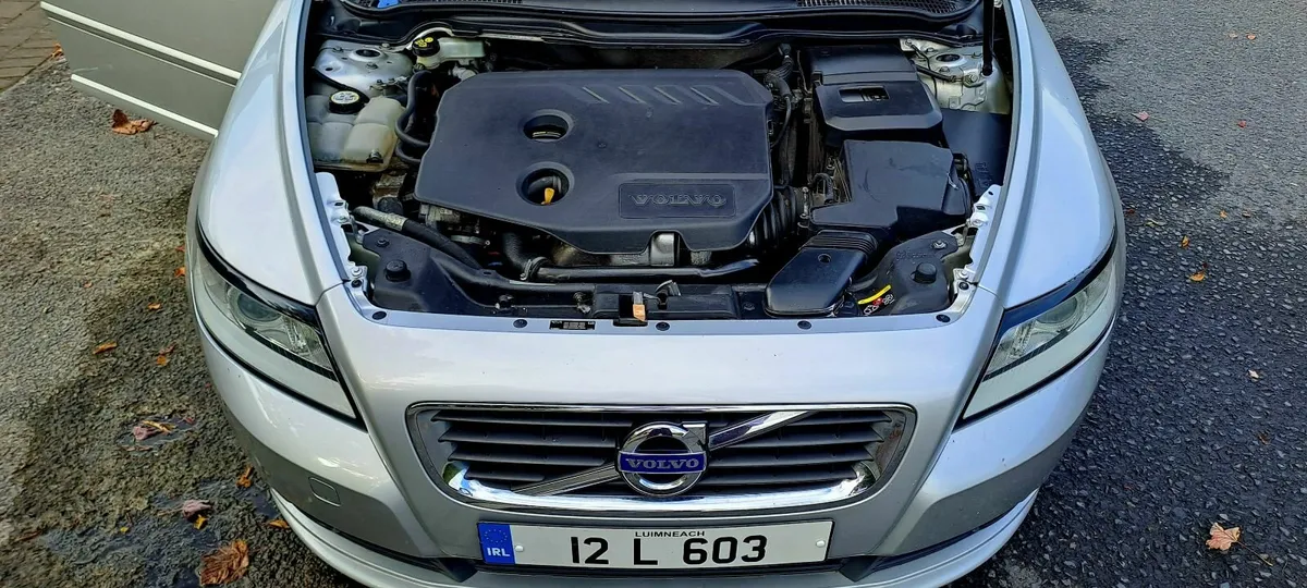 Volvo S40 2012 Metallic Silver. - Image 2