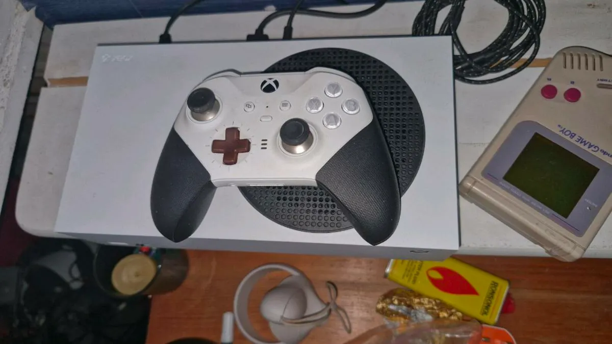 Xbox series s with pro controller - Image 1